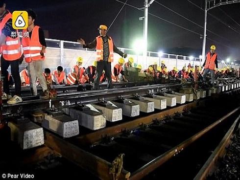 Chóng mặt: Công nhân Trung Quốc xây đường sắt mới chỉ trong 9 tiếng