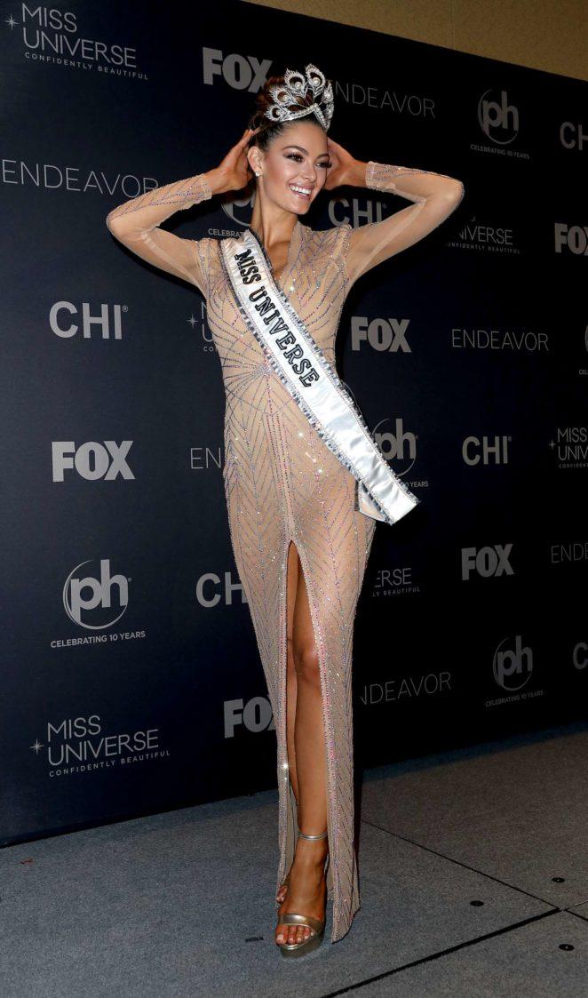 Hoa hậu Hoàn vũ 2017 khoe vẻ đẹp mê hồn khi diện lại chiếc đầm định mệnh-4