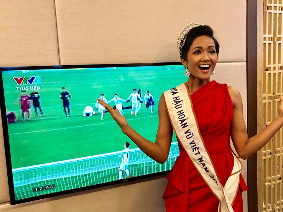 Loạt sao Việt hét khản cổ khi U23 Việt Nam tiến thẳng vào chung kết U23 châu Á-2