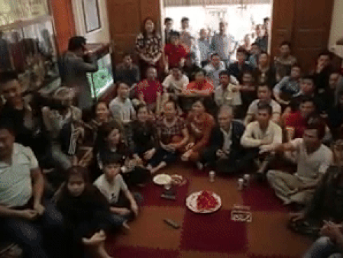 Bố mẹ Quang Hải vỡ òa trong hạnh phúc trước chiến thắng gây 'đau tim' của U23 Việt Nam