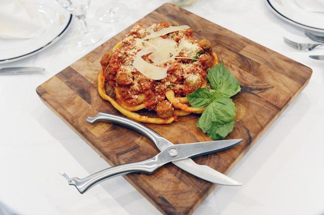 Choáng váng với món mì Ý dài tới 9m, phải dùng kéo cắt mới ăn được-1