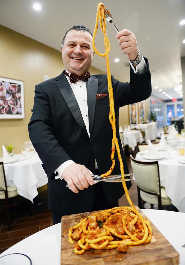 Choáng váng với món mì Ý dài tới 9m, phải dùng kéo cắt mới ăn được-2