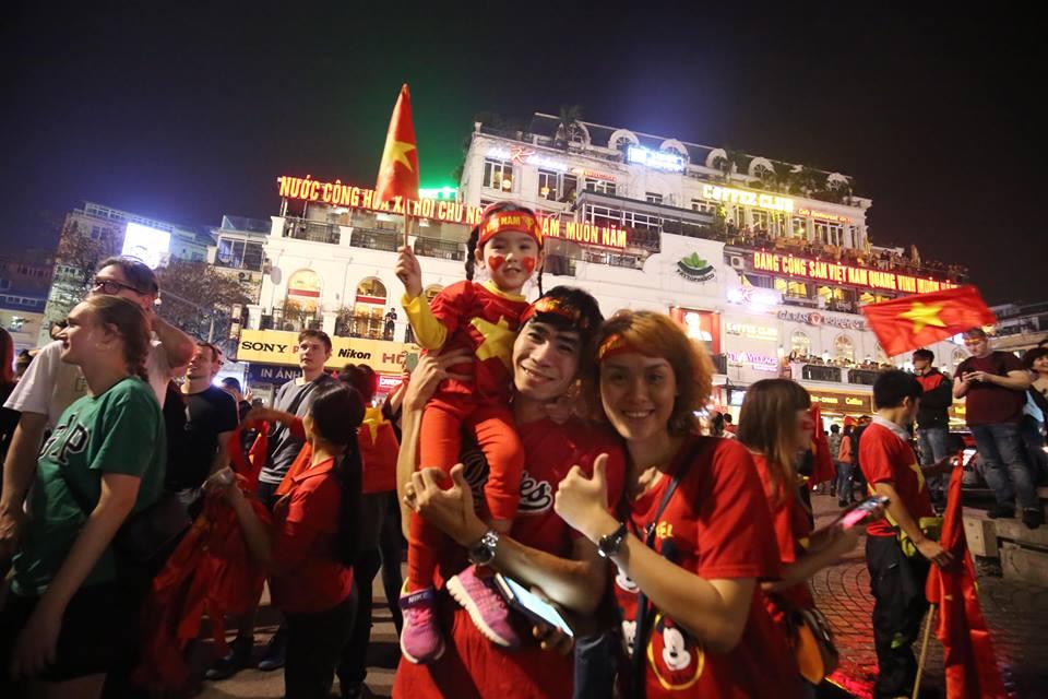 Người hâm mộ Việt đổ về Hồ Gươm, các tuyến phố xung quanh tắc nghẽn-5