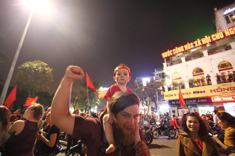 Người hâm mộ Việt đổ về Hồ Gươm, các tuyến phố xung quanh tắc nghẽn-6