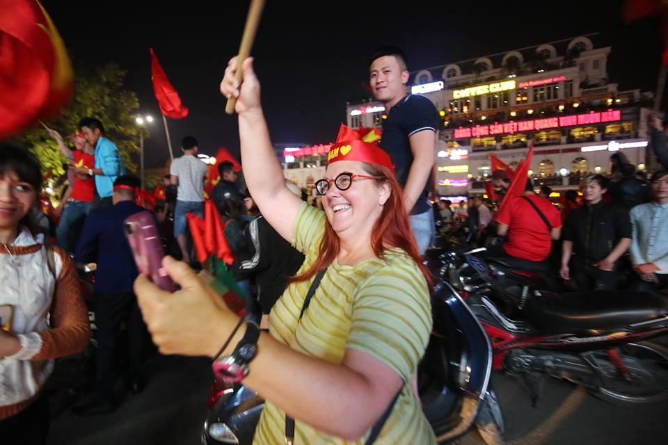 Người hâm mộ Việt đổ về Hồ Gươm, các tuyến phố xung quanh tắc nghẽn-7