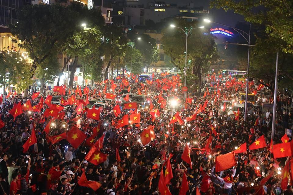 Người hâm mộ Việt đổ về Hồ Gươm, các tuyến phố xung quanh tắc nghẽn-1