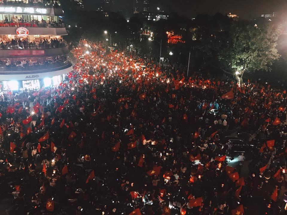 Đàm Vĩnh Hưng mặc quần short, nhảy lên nóc xe ăn mừng chiến thắng của U23 Việt Nam-1