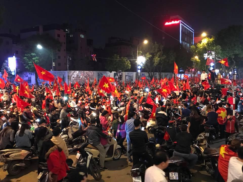 Đàm Vĩnh Hưng mặc quần short, nhảy lên nóc xe ăn mừng chiến thắng của U23 Việt Nam-2