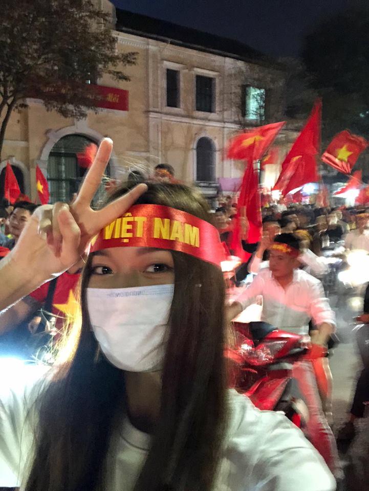 Đàm Vĩnh Hưng mặc quần short, nhảy lên nóc xe ăn mừng chiến thắng của U23 Việt Nam-10