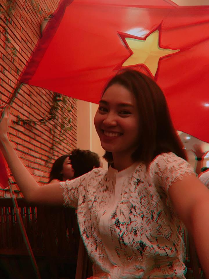 Đàm Vĩnh Hưng mặc quần short, nhảy lên nóc xe ăn mừng chiến thắng của U23 Việt Nam-9