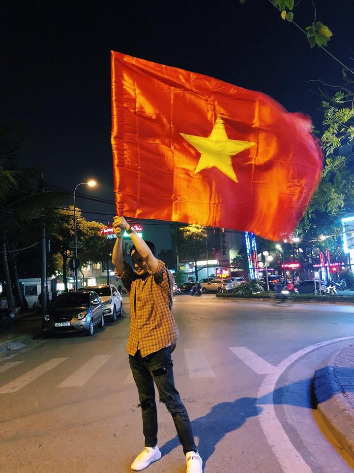 Đàm Vĩnh Hưng mặc quần short, nhảy lên nóc xe ăn mừng chiến thắng của U23 Việt Nam-8