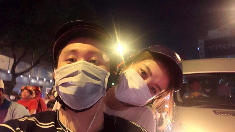 Đàm Vĩnh Hưng mặc quần short, nhảy lên nóc xe ăn mừng chiến thắng của U23 Việt Nam-7