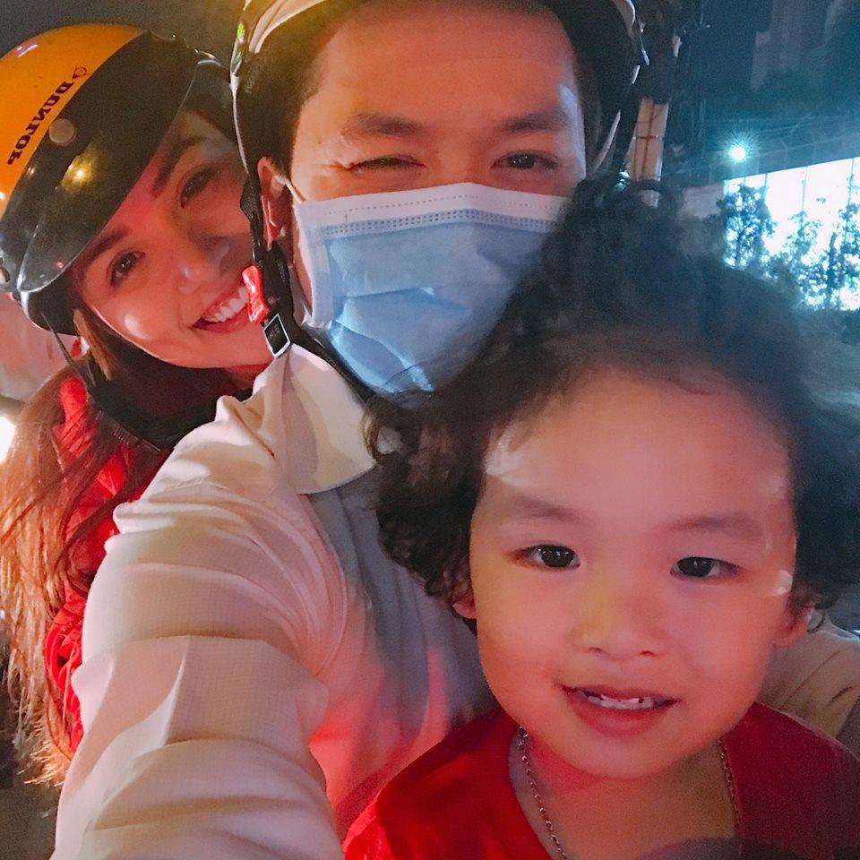 Đàm Vĩnh Hưng mặc quần short, nhảy lên nóc xe ăn mừng chiến thắng của U23 Việt Nam-6