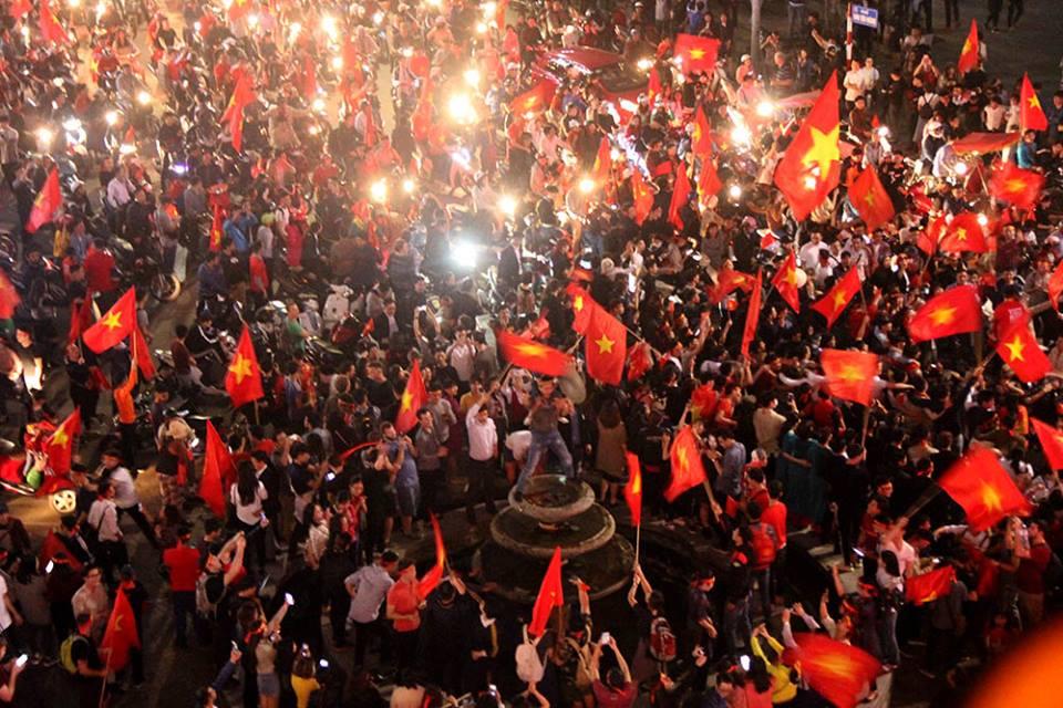 Bão trắng đêm cùng đội tuyển U23: Cờ đỏ sao vàng rợp trời Bắc - Trung - Nam-3