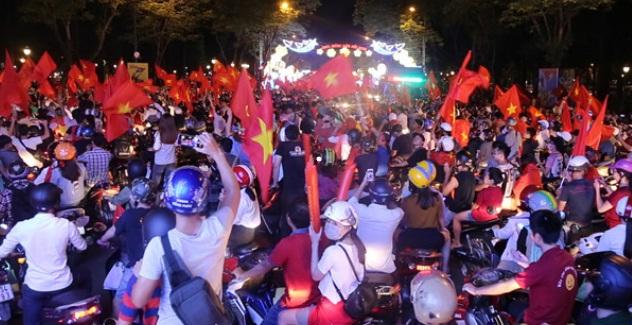 Bão trắng đêm cùng đội tuyển U23: Cờ đỏ sao vàng rợp trời Bắc - Trung - Nam-8