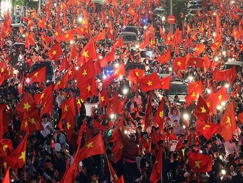 'Bão' trắng đêm cùng đội tuyển U23: Cờ đỏ sao vàng rợp trời Bắc - Trung - Nam