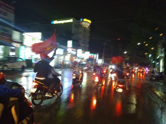 Bão trắng đêm cùng đội tuyển U23: Cờ đỏ sao vàng rợp trời Bắc - Trung - Nam-11