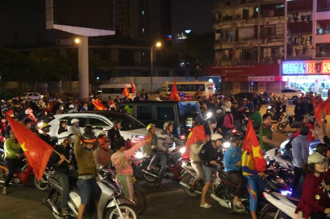 Bão trắng đêm cùng đội tuyển U23: Cờ đỏ sao vàng rợp trời Bắc - Trung - Nam-4