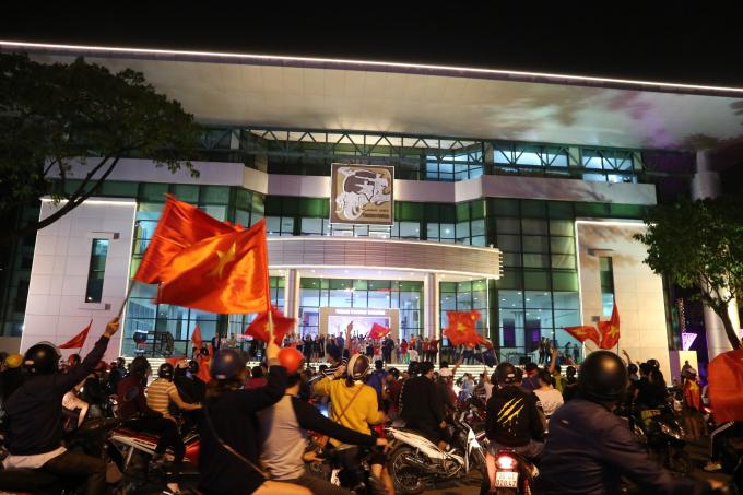 Bão trắng đêm cùng đội tuyển U23: Cờ đỏ sao vàng rợp trời Bắc - Trung - Nam-5