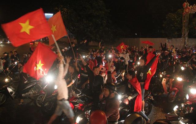 Bão trắng đêm cùng đội tuyển U23: Cờ đỏ sao vàng rợp trời Bắc - Trung - Nam-6