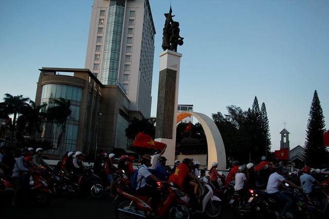 Bão trắng đêm cùng đội tuyển U23: Cờ đỏ sao vàng rợp trời Bắc - Trung - Nam-7