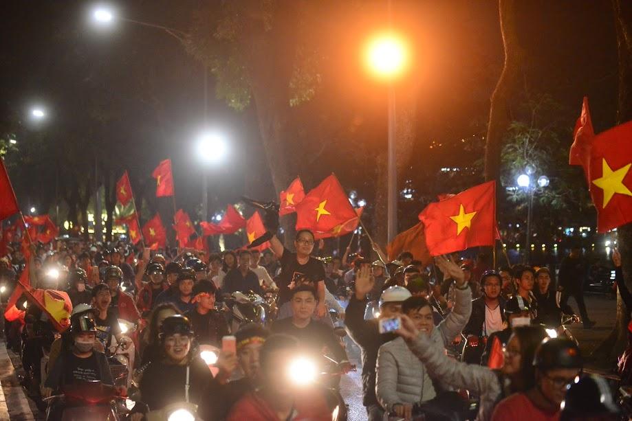 Đặc sản đường phố sau trận cầu kinh điển Việt Nam - Qatar: không có gì ngoài cờ đỏ sao vàng-4