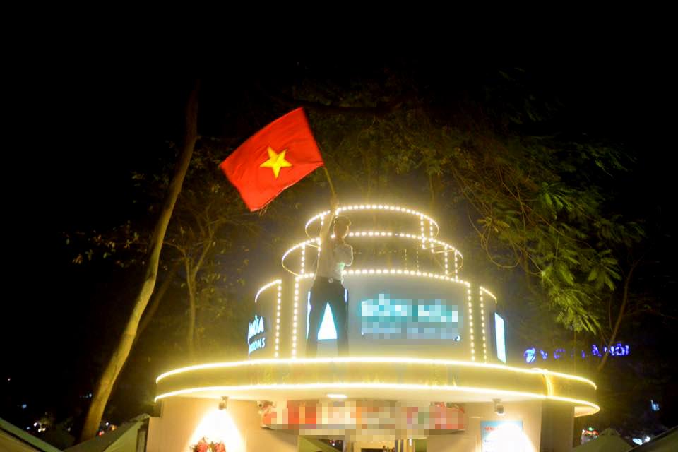 Đặc sản đường phố sau trận cầu kinh điển Việt Nam - Qatar: không có gì ngoài cờ đỏ sao vàng-6