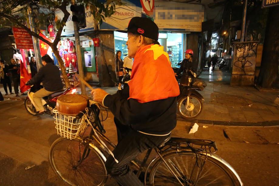 Đặc sản đường phố sau trận cầu kinh điển Việt Nam - Qatar: không có gì ngoài cờ đỏ sao vàng-5