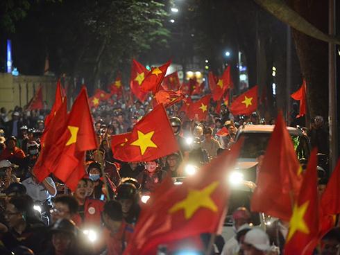 'Đặc sản' đường phố sau trận cầu kinh điển Việt Nam - Qatar: không có gì ngoài cờ đỏ sao vàng