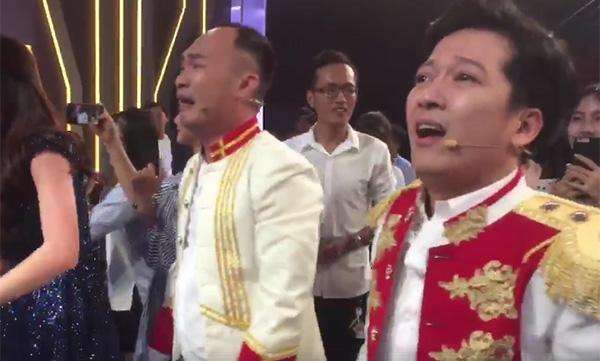 Đang diễn hài mà Trường Giang, Tiến Luật khóc tu tu như đứa trẻ khi chứng kiến U23 Việt Nam chiến thắng-1