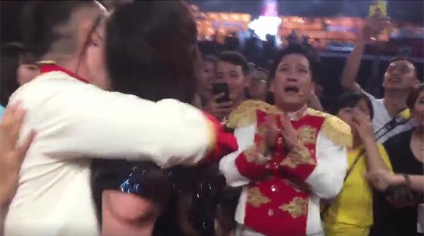 Đang diễn hài mà Trường Giang, Tiến Luật khóc tu tu như đứa trẻ khi chứng kiến U23 Việt Nam chiến thắng-2