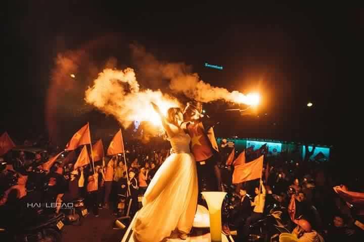 Chất như nước cất bộ ảnh cưới chụp giữa tiếng reo hò của ngàn người trước chiến thắng U23 Việt Nam-1