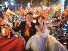 'Chất như nước cất' bộ ảnh cưới chụp giữa tiếng reo hò của ngàn người trước chiến thắng U23 Việt Nam