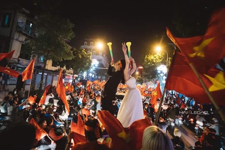 Chất như nước cất bộ ảnh cưới chụp giữa tiếng reo hò của ngàn người trước chiến thắng U23 Việt Nam-3