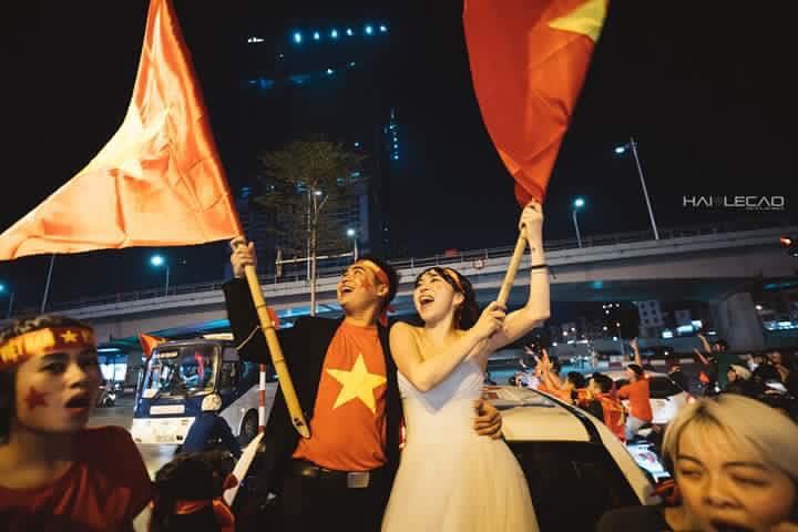 Chất như nước cất bộ ảnh cưới chụp giữa tiếng reo hò của ngàn người trước chiến thắng U23 Việt Nam-4