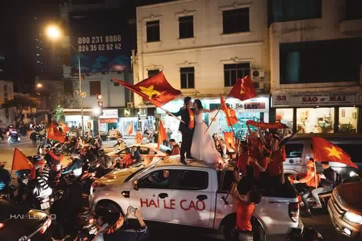 Chất như nước cất bộ ảnh cưới chụp giữa tiếng reo hò của ngàn người trước chiến thắng U23 Việt Nam-6