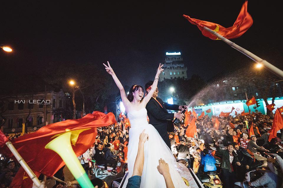 Chất như nước cất bộ ảnh cưới chụp giữa tiếng reo hò của ngàn người trước chiến thắng U23 Việt Nam-9