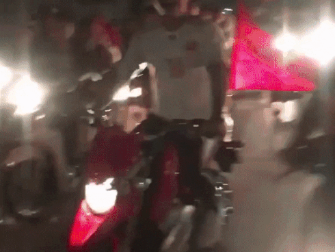 Tuấn Hưng cưỡi motor 'khủng' dẫn đầu đoàn xe ăn mừng U23 Việt Nam xuyên màn đêm