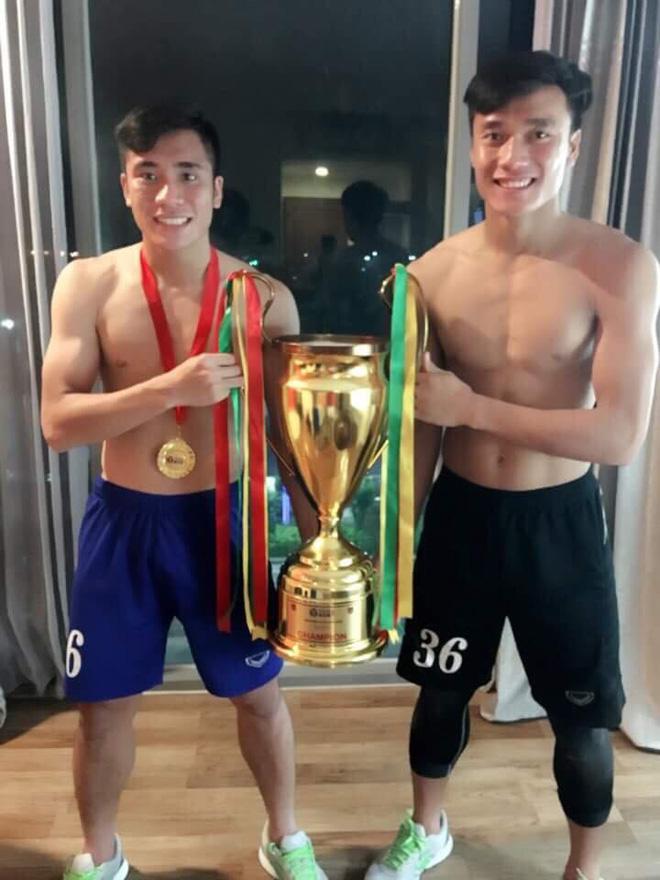 Khi Bùi Tiến Dũng và đồng đội cùng cởi áo khoe body cực phẩm 6 múi-2