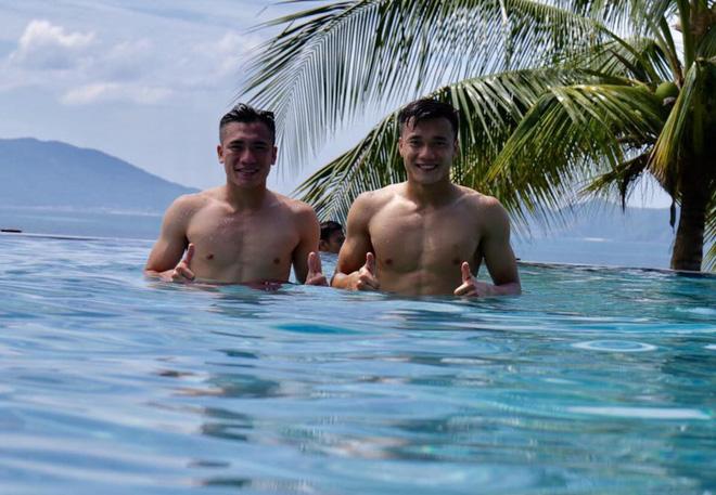 Khi Bùi Tiến Dũng và đồng đội cùng cởi áo khoe body cực phẩm 6 múi-5