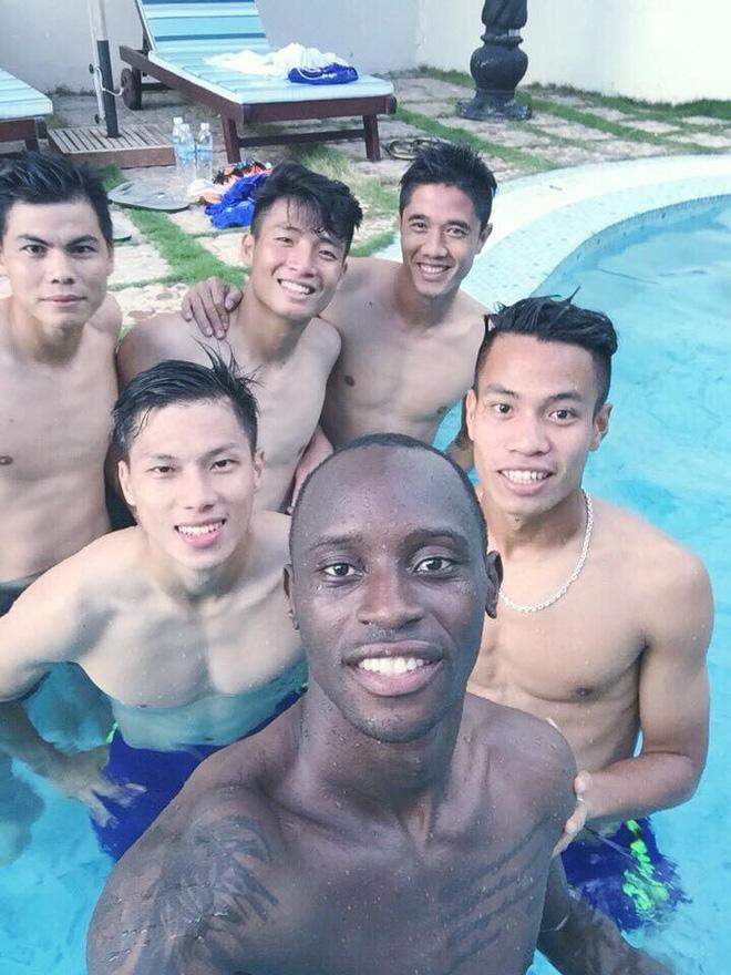 Khi Bùi Tiến Dũng và đồng đội cùng cởi áo khoe body cực phẩm 6 múi-8