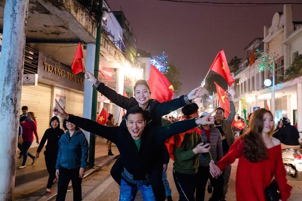 Ngọc Trinh gửi những nụ hôn rực rỡ tới đội tuyển U23 Việt Nam-7