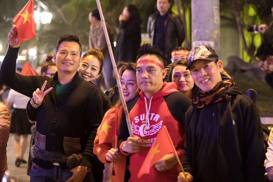 Ngọc Trinh gửi những nụ hôn rực rỡ tới đội tuyển U23 Việt Nam-10