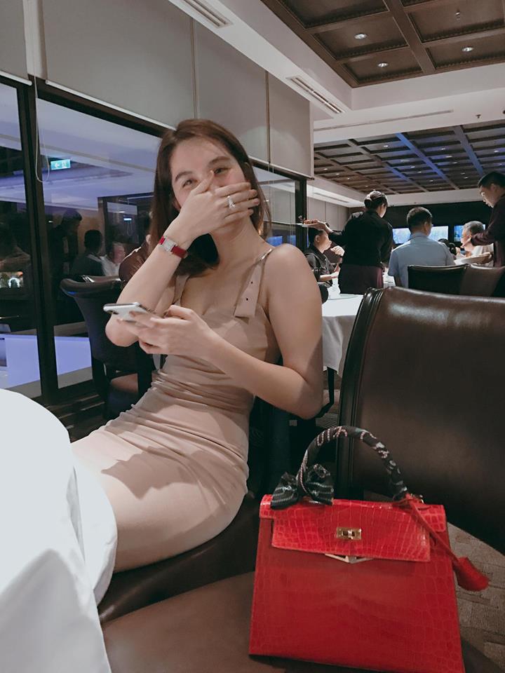 Ngọc Trinh gửi những nụ hôn rực rỡ tới đội tuyển U23 Việt Nam-2