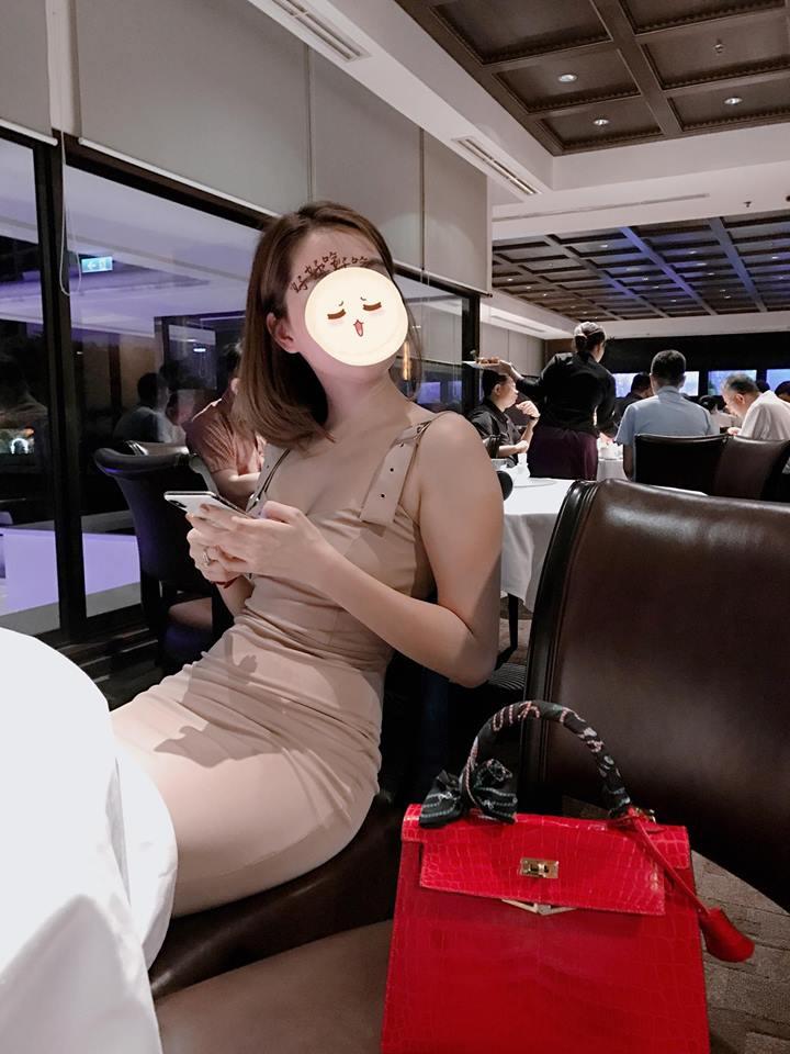 Ngọc Trinh gửi những nụ hôn rực rỡ tới đội tuyển U23 Việt Nam-3