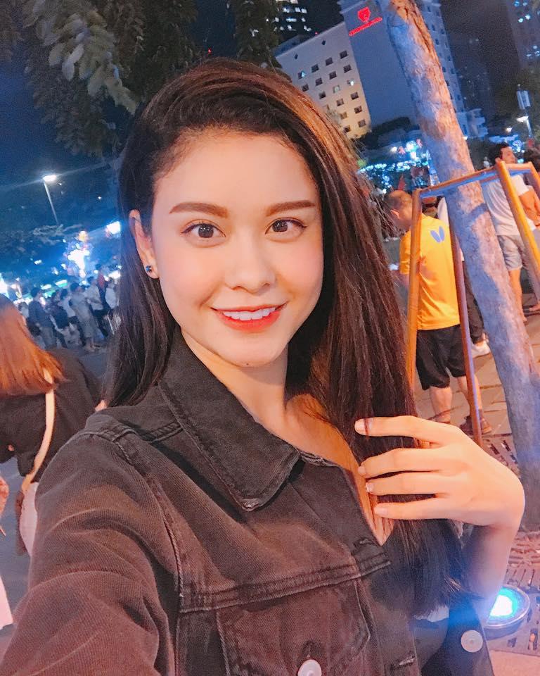 Ngọc Trinh gửi những nụ hôn rực rỡ tới đội tuyển U23 Việt Nam-13