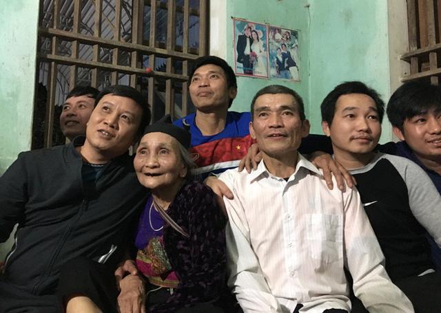 Mẹ thủ môn Bùi Tiến Dũng: Tôi nín thở, không dám nhìn màn hình ti vi-4