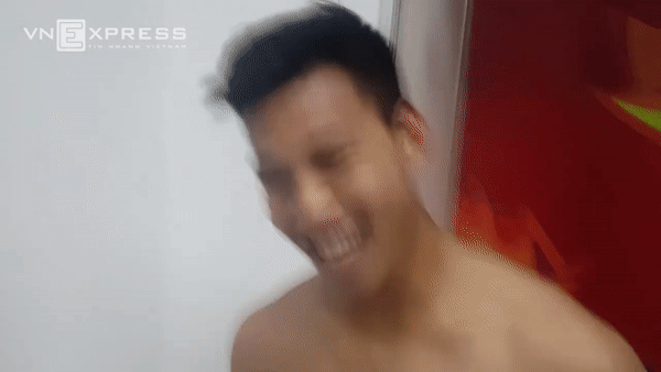 Vỡ òa sau cú penalty quyết định, Văn Thanh mừng rỡ: Phê lắm mọi người ạ-1