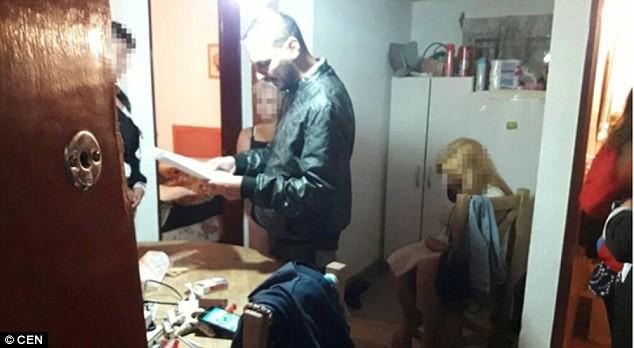 Vì tiền, mẹ nhẫn tâm ép con và cháu gái bán dâm, khiến một bé có bầu, sinh con-2