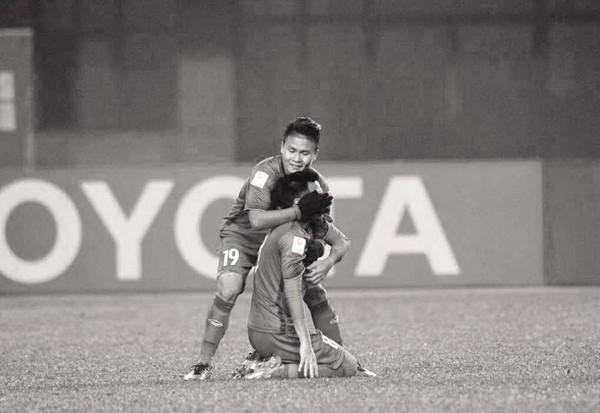 Tiền vệ U23 Việt Nam gạt nỗi đau mất người thân thi đấu hết mình cùng đồng đội giành chiến thắng-1